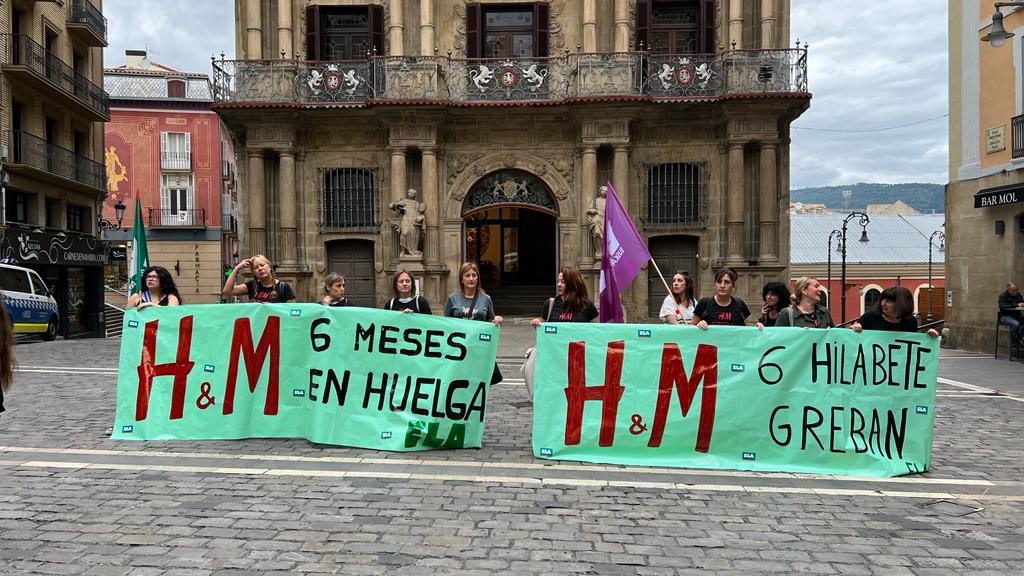 H&M moreako langileek enpresa negoziazioa blokeatzen ari dela salatu dute
