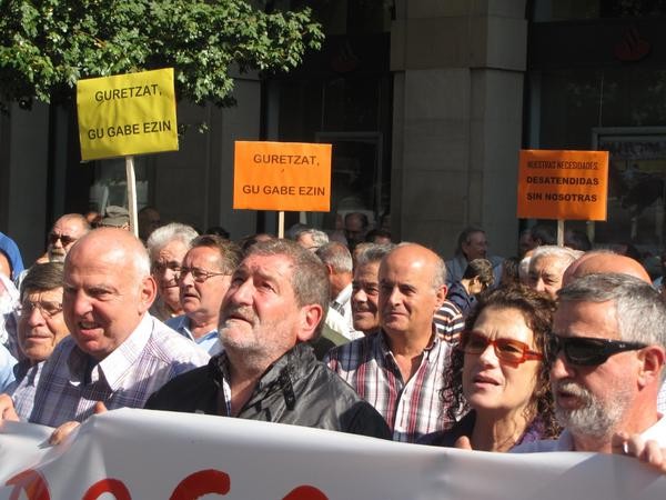 Ehunka adinduek haien  aldarrikapenak plazaratu dituzte Iruñean
