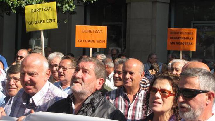 Ehunka adinduek haien  aldarrikapenak plazaratu dituzte Iruñean