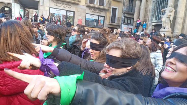 Ehunka emakumeek bat egin dute matxismoaren kontrako flashmobean