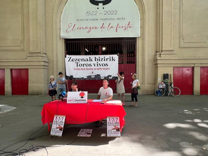 Zezenak bizirik dituen sanferminak aldarrikatuko ditu Iruñea Antitaurinoak