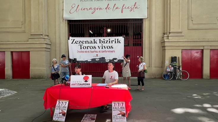 Zezenak bizirik dituen sanferminak aldarrikatuko ditu Iruñea Antitaurinoak