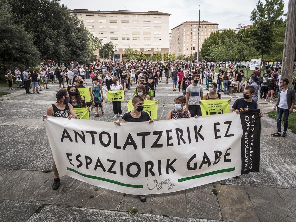 Jendetza bildu zen larunbatean Arrotxapean, gaztetxe baten beharra aldarrikatzeko