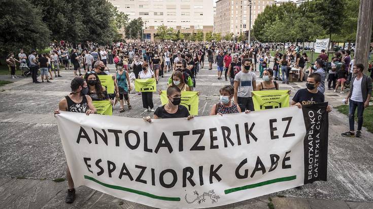Jendetza bildu zen larunbatean Arrotxapean, gaztetxe baten beharra aldarrikatzeko