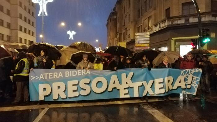 Euskal presoen eskubideen aldeko manifestazioa egin dute ehunka lagunek Iruñean