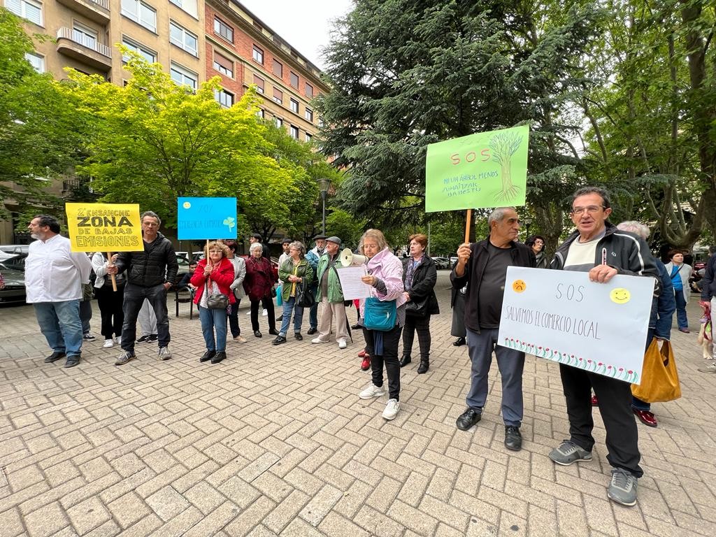 Parkingaren proiektuaren kontra bildu dira Gurutzeko plazan