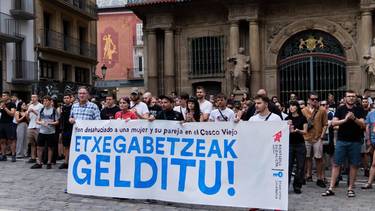 San Lorentzoko etxegabetzea salatu du kalean Etxebizitza Kontseilu Sozialistak