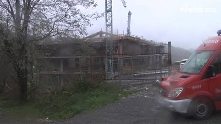 Gizon bat hil eta beste hiru zauritu dira lan istripuan