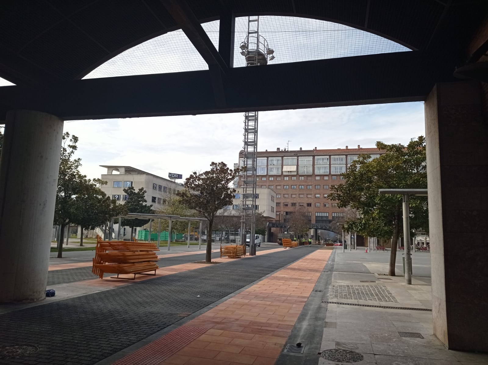 Yamagutxi plaza zeharkatzen duen Errioxa kalea berrireki dute