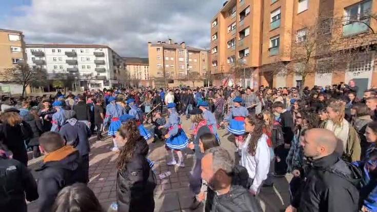 Arrotxapearrak dantzan jarri ditu auzoko lehen libertimenduak