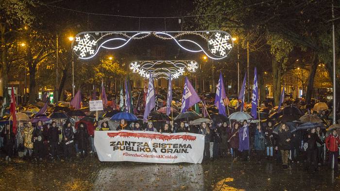 Zaintza publiko eta komunitarioa aldarrikatu dute Iruñean, manifestazio jendetsuan
