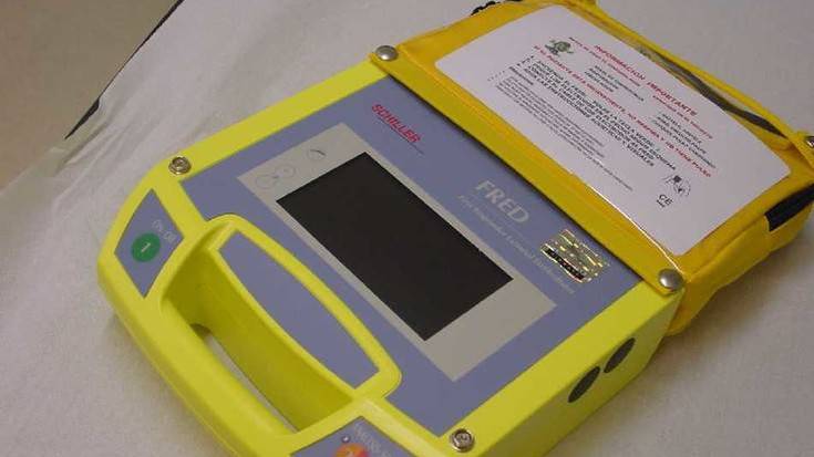 700 pertsonatik gorako aforoa duten esparru publikoek desfibrilagailuak izan beharko dituzte 