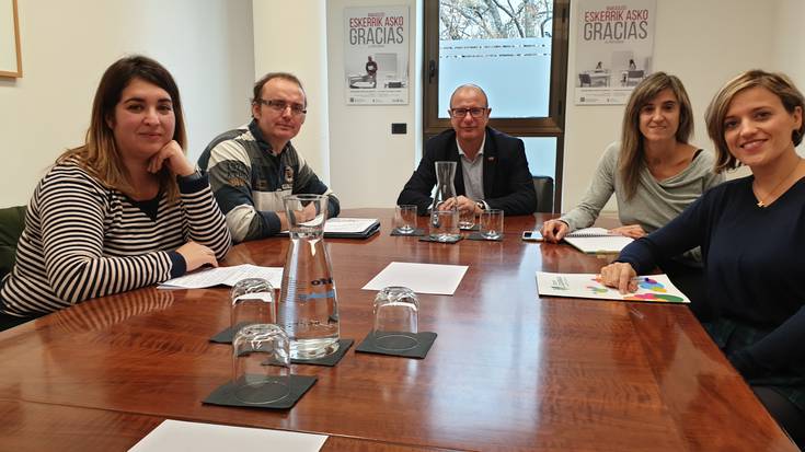 Hezkuntza kontseilaria 2016ko LEPeko euskarazko plazak indargabetu ostean kaltetutako 108 irakasleen ordezkariekin bildu da