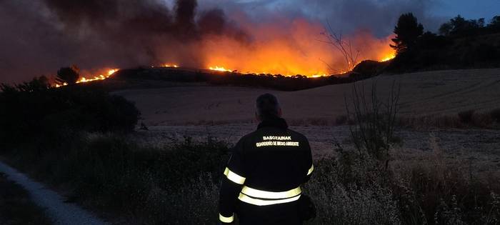 Nafarroako Gobernuak nekazaritza, basogintza eta makineria astuneko lanak debekatu ditu suteak prebenitzeko