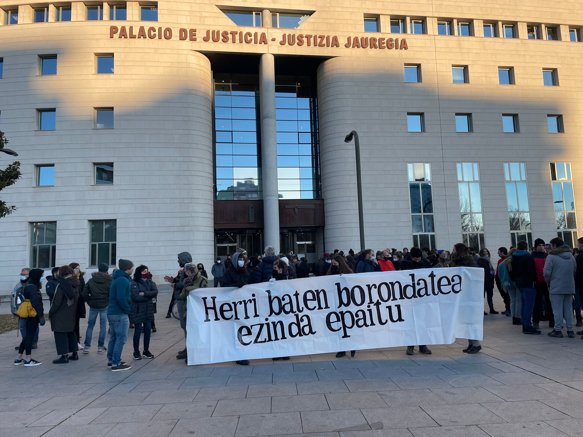 Aroztegiako obrak gelditzeagatik deklaratu dute Baztango sei bizilagunek