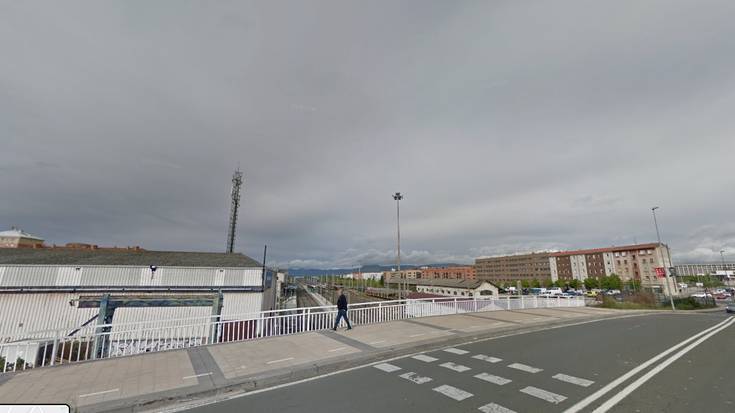 Bi zauritu larri Iruñean espaloira igo den auto batek harrapatuta