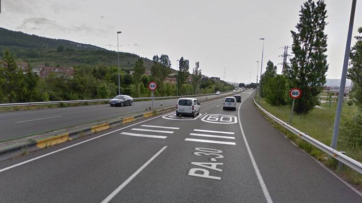 Iruñeko ingurubidean auto lasterketak egiteagatik bi gazte atxilotu dituzte