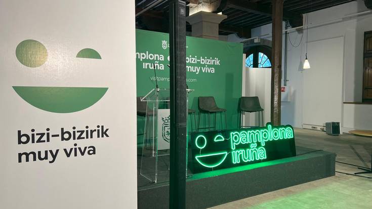 Hiriko turismo-sektoreak badu udal-marka: begi-keinu bat eta irribarre berde bat, Iruña ‘bizi-bizirik’ baitago