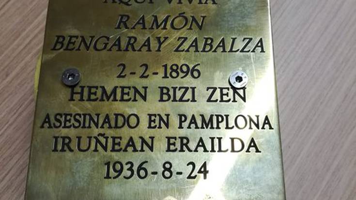 Biktimen bederatzi plaka berrezarri ditu Nafarroako Fusilatuen Senideen Elkarteak