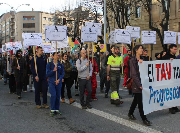 Azpiegiturarik "suntsitzaileenaren" aurkako protesta jendetsua, Iruñean