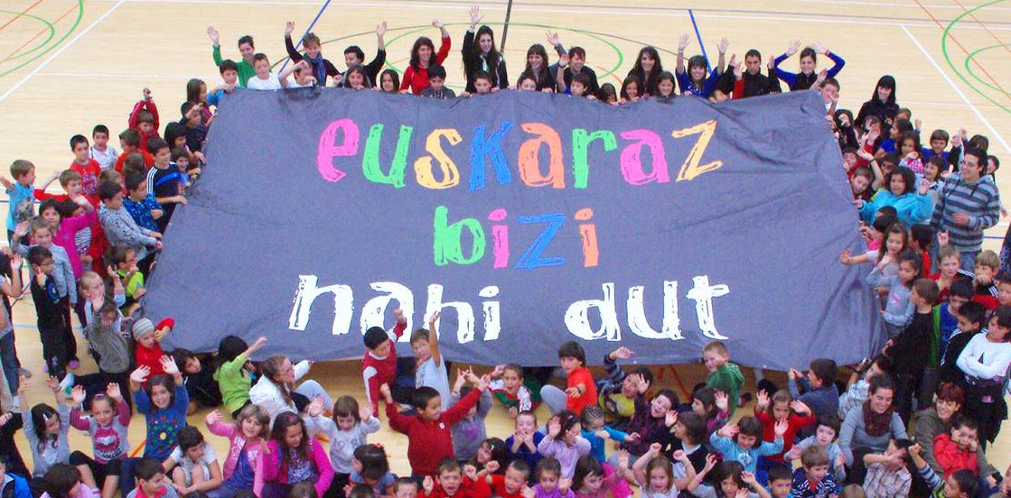 Euskarazko haur eskolen aurkako epaiak hizkuntza eskubideen "urraketan sakontzen" duela salatu du Sortzenek