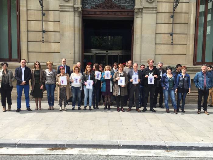 Indarkeria matxistaren biktimak oroitzeko elkarretaratzea egin du parlamentuak