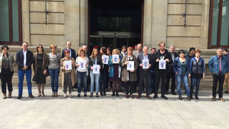 Indarkeria matxistaren biktimak oroitzeko elkarretaratzea egin du parlamentuak