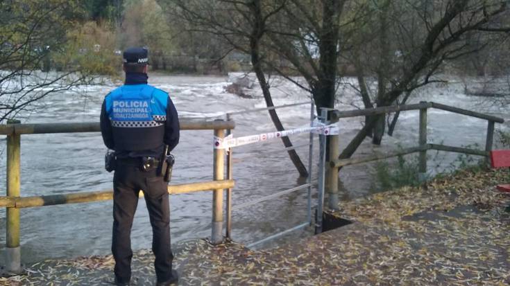 Iruñeko Udaltzaingoak  Arga ibaiko oinezkoen pasabideak itxi ditu