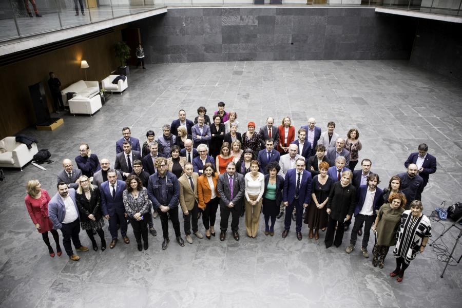 Emakumearen Egunaren karietara ekitaldi instituzionala egin du Nafarroako Parlamentuak