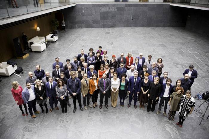 Emakumearen Egunaren karietara ekitaldi instituzionala egin du Nafarroako Parlamentuak