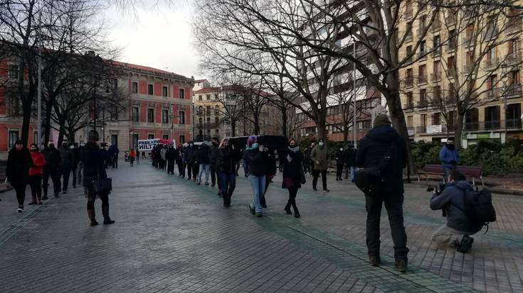 Lan istripuen igoera patronalaren eta gobernuaren erantzukizuna dela salatu dute Iruñean