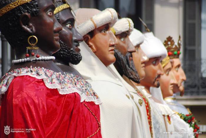 Autobus geltokitik hasiko du dantza erraldoien konpartsak