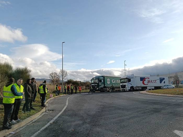 Garraiolariek greba deialdiak atzeratu dituzte