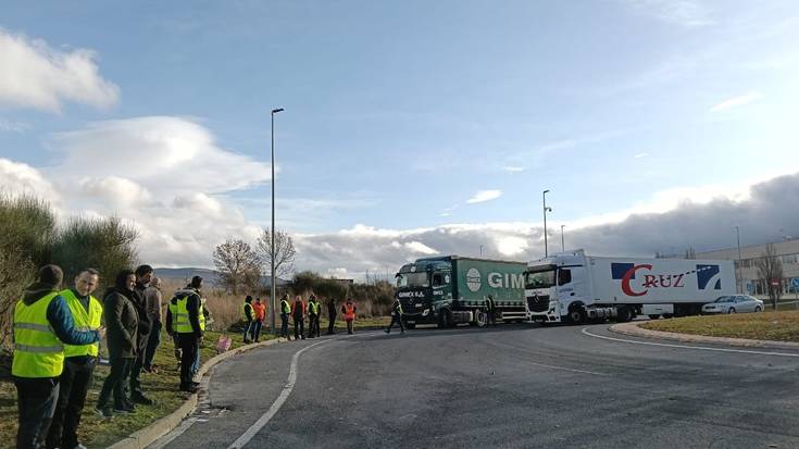 Garraiolariek greba deialdiak atzeratu dituzte