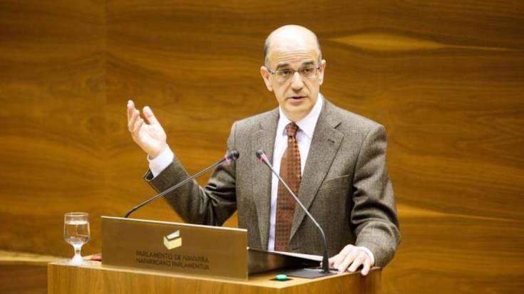 Catalanek Nafarroako testuliburuetan "doktrinamendua galarazteko" neurriak eskatu ditu Senatuan