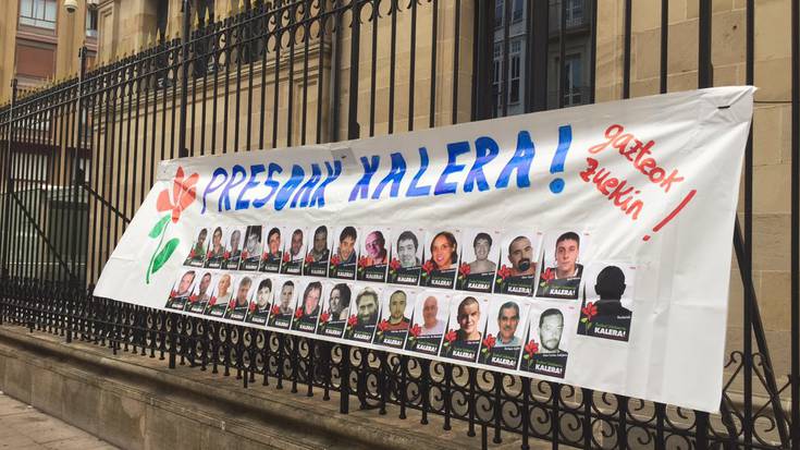 Aske utzi dituzte Korrikan presoen argazkiak eramateagatik atxilotutako hiru pertsonak