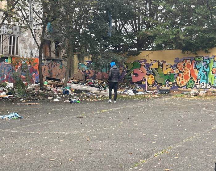 Iruñeko Udalak hutsik dituen etxebizitzak kalean bizi direnentzat erabilgarri jartzeko eskatu dute zenbait kolektibok