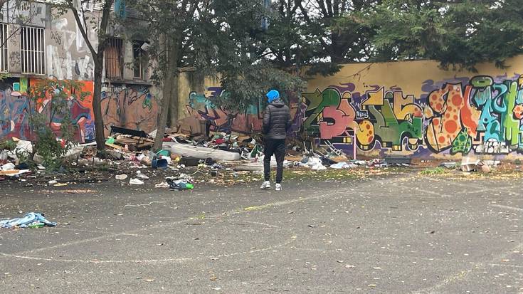 Iruñeko Udalak hutsik dituen etxebizitzak kalean bizi direnentzat erabilgarri jartzeko eskatu dute zenbait kolektibok