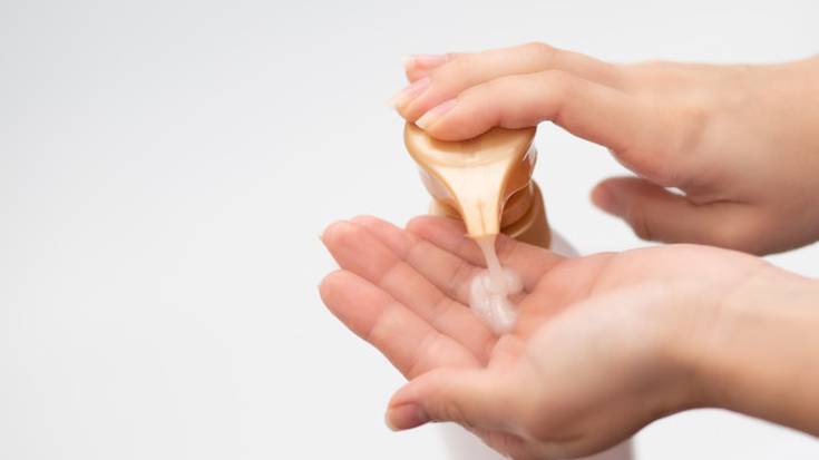 Eskuak “egoki eta maiz” garbitzea gomendatu du Osasun departamentuak, eskularruak erabili beharrean