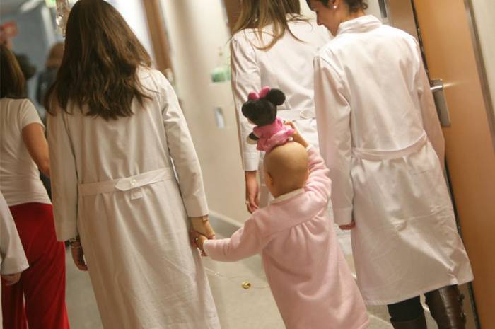 Minbizia duten haurrek zainketa etxean izan dezatela eskatu du Adanok