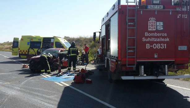 Pertsona bat hilik eta beste bat larri Andosillan auto istripu batean