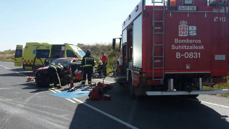 Pertsona bat hilik eta beste bat larri Andosillan auto istripu batean