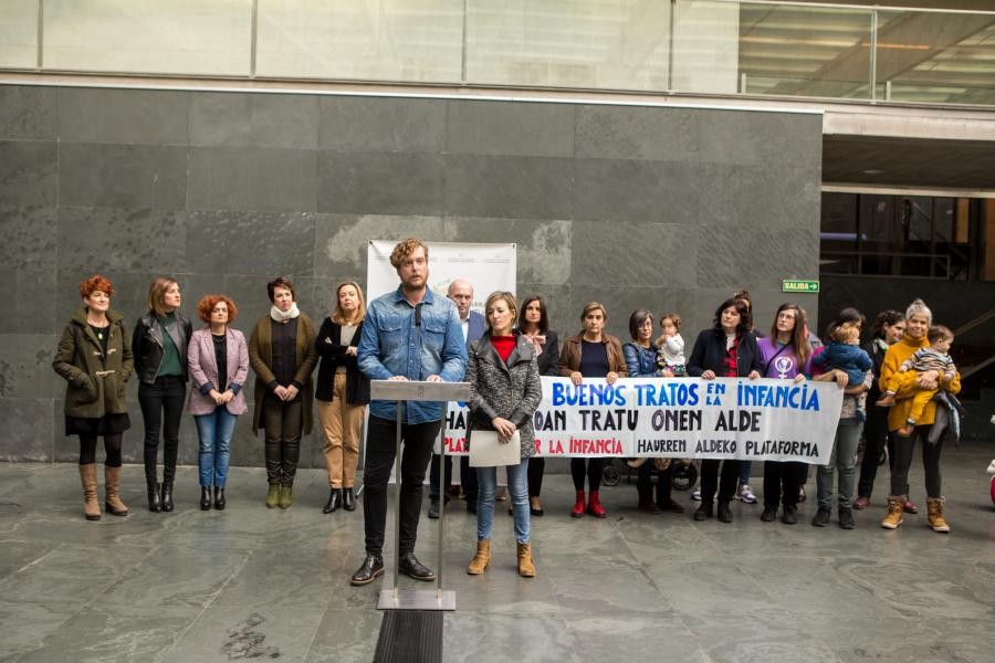 Haurren sexu abusuen prebentziorako nazioarteko egunarekin bat egin du Nafarroako Parlamentuak