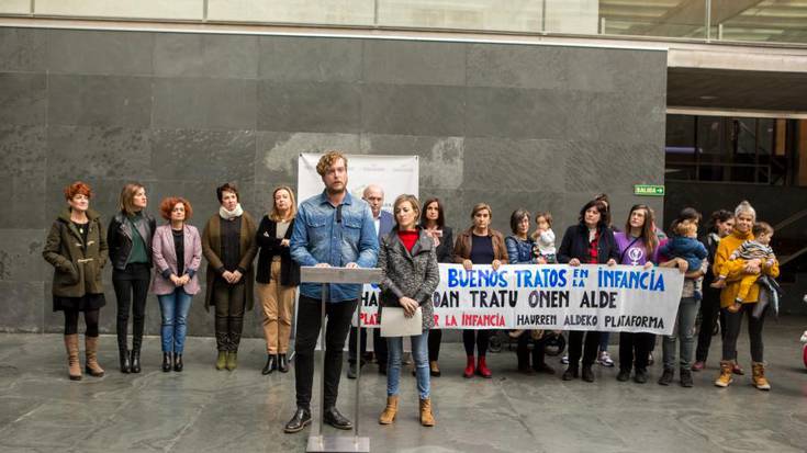 Haurren sexu abusuen prebentziorako nazioarteko egunarekin bat egin du Nafarroako Parlamentuak