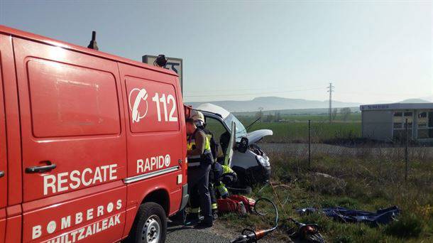 Auto istripuz hil da pertsona bat Tebas parean