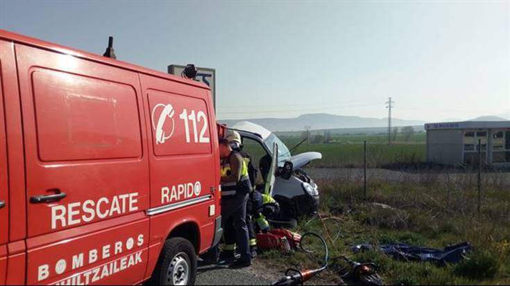Auto istripuz hil da pertsona bat Tebas parean