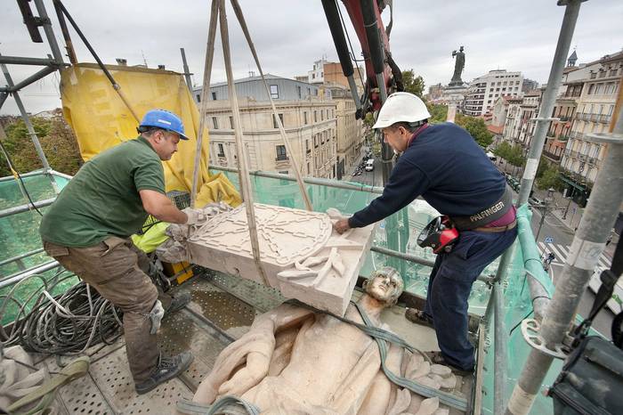 Ereinotz koroa kendu dute Nafarroako Jauregitik