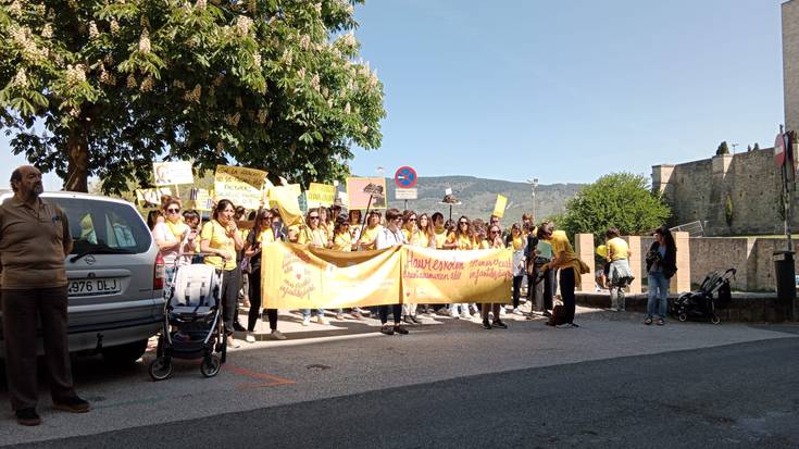 Haur eskoletako hezitzaileak negoziazio mahaian onartzea eskatu dute familiek