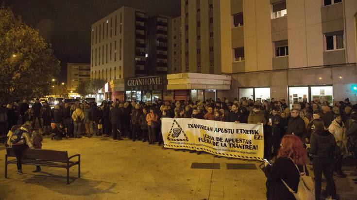 Hirurehun txantrearrek elkarretaratzea egin dute, apustu etxe berriaren aurka