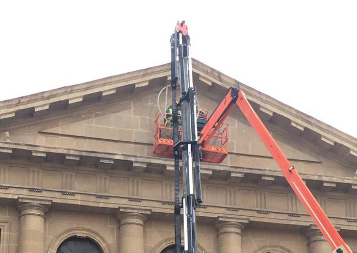 Ereinotz kororik gabeko Nafarroako armarria jarri dute Nafarroako Jauregian